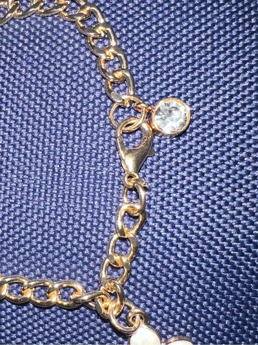 NWOT preteen/teen gold tone bracelet white flower - READ DESCRIP